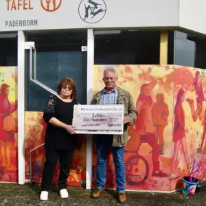 2000 Euro Spende von der Lottoannahmestelle von Hagen Lutter an die Tafel Paderborn beim Sommerfest