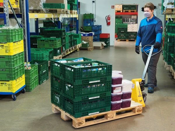 Arbeiter im Warenlager - Tafel Paderborn