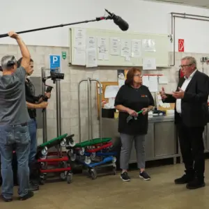Ein Fernsehteam von Arte filmt den Vorsitzenden der Tafel Deutschland Andreas Steppuhn im Gespräch mit der 1. Vorsitzenden der Tafel Paderborn Vera Jennebach.